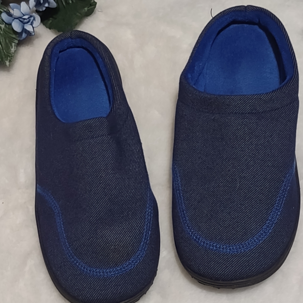 Isotoner slipper shoes for men size 9.5